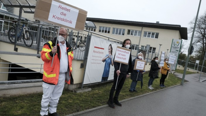 Gesundheit: Mitarbeiter der Kreisklinik in Wolfratshausen haben am Donnerstag eine Mahnwache vor der Klinik abgehalten.