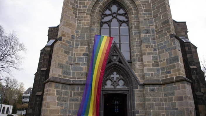 Zeichen für Toleranz und Akzeptanz in Remscheid Lennep Regenbogenfahne wird an der Kirche St. Bonaventura von Pfarrer Pe