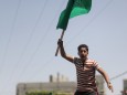 Demonstrant mit der Flagge der radikalislamischen Hamas.