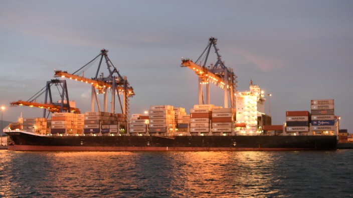 EU-Gipfel in Portugal: Ein Containerschiff in der indischen Hafenstadt Visakhapatnam