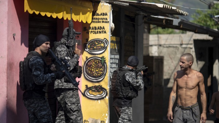 Polizeigewalt in Brasilien: Stundenlang zogen Polizisten mit Sturmgewehren durch das Armenviertel Jacarezinho, die blutige Bilanz: mindestens 25 Tote.
