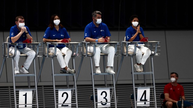 Olympische Sommerspiele 2021: "Springer, haltet Abstand!", hallt es durch die Halle. Auch die Juroren sitzen mit Masken auf Distanz.