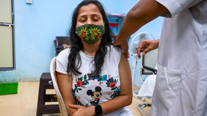 Coronavirus: Ein Piks kann Leben retten. Eine Frau in Indien wird geimpft.