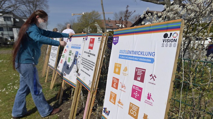 Fridays for future: Unter dem Titel "Galerie am Gartenzaun - 17 Ziele für eine bessere Welt" gestalteten Unterhachinger Jugendliche den Zaun der Jugendkulturwerkstatt öffentlichkeitswirksam mit großen Bannern.