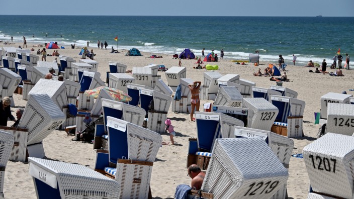 Lockerungen: Strandkörbe stehen am Strand von Westerland. Die Ferienhäuser auf der Nordseeinsel Sylt sind im deutschlandweiten Vergleich besonders teuer.