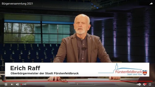 Fürstenfeldbruck: Auf Sendung: Erich Raff hinterm Moderatorenpult . Screenshot: YouTube/FFB