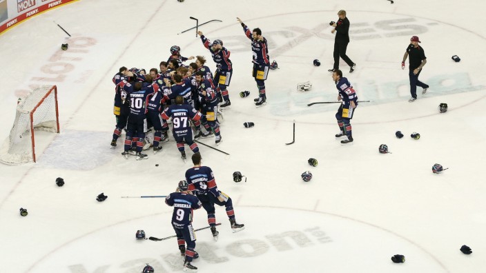 Eishockey, DEL, Eisbären Berlin feiern den Gewinn der Deutschen Meisterschaft Deutscher Meister die Mannschaft des EHC E