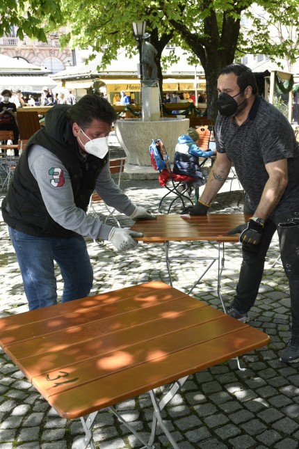 München und Corona: Am Viktualienmarkt laufen die Vorbereitungen zur Öffnung der Biergärten.