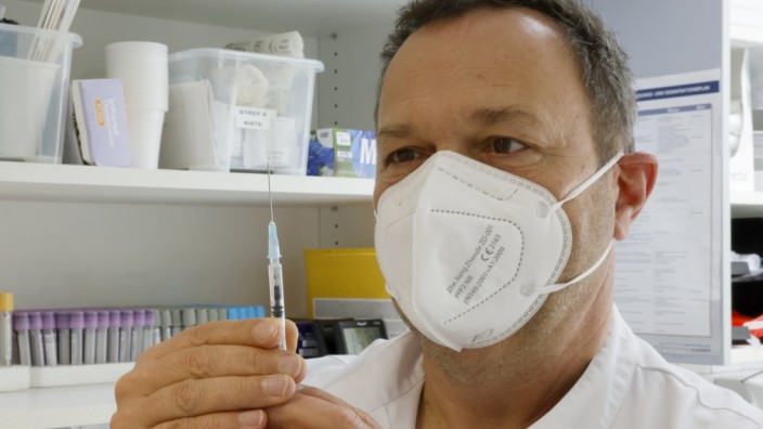 Impfkampagne: Momentan werden in den Hausarztpraxen im Landkreis Freising etwa 2500 Menschen pro Woche geimpft. Auch in der Praxis von Georg Miedl, der mit der Menge des verfügbaren Impfstoffes "vorsichtig zufrieden" ist.