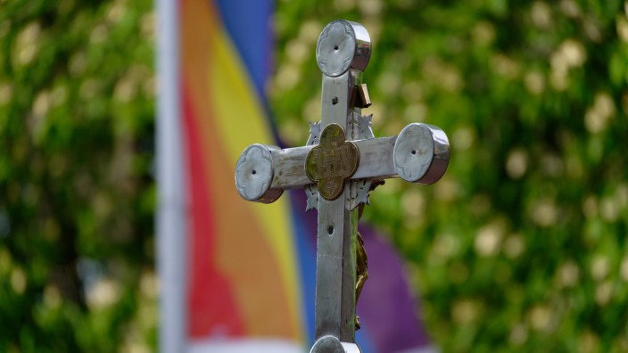 Katholische Kirche: Für einen "Geist des Miteinanders": Homosexualität soll in der Kirche künftig kein Kündigungsgrund mehr sein.