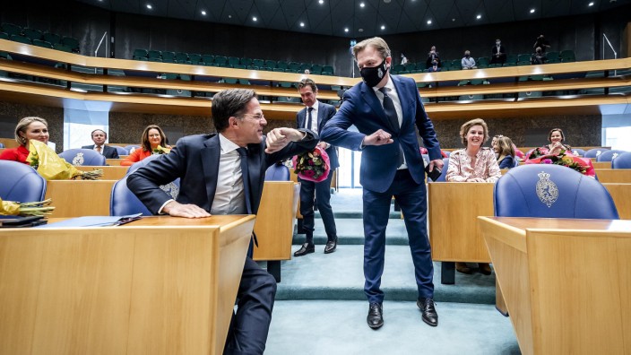 Niederlande: Einmal hat Pieter Omtzigt seine Genegungspause unterbrochen: Der Christdemokrat (rechts) und Premier Mark Rutte Ende März bei der ersten Sitzung des neugewählten Parlaments.