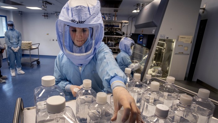 Corona-Impfstoffe: Eine Mitarbeiterin im Biontech-Werk in Marburg zeigt den Produktionsablauf für Impfstoff.