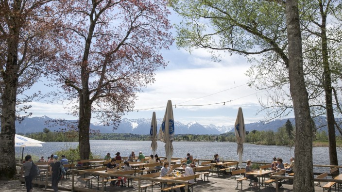 Außengastronomie: Glückgefühle am Staffelsee: Die ersten Gäste dürfen am Montag im Restaurant Alpenblick einkehren.