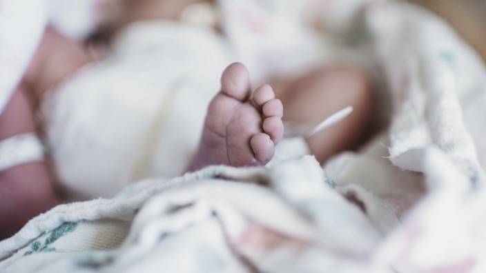 Close up detail of newborn boy foot in hospital San Diego, CA, United States ,model released, Symbolfoto PUBLICATIONxINx