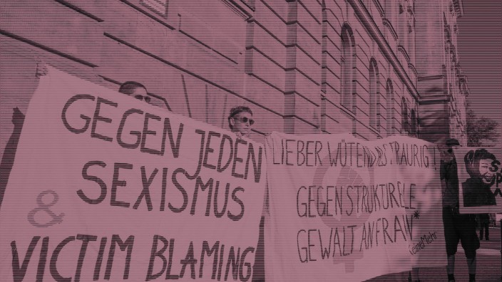 Datenrecherche #hassmessen: Mehrere Menschen demonstrieren in Bayreuth gegen Sexismus und Gewalt an Frauen.