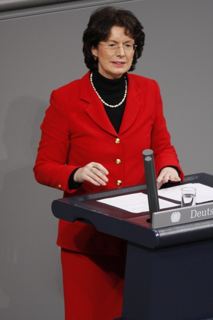 Mode: Steht auf Rot: die Abgeordnete Marie-Luise Dött im Bundestag in einer Kreation von Gesine Wessels.