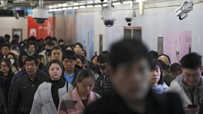 Science-Fiction-Autor Chen Qiufan: Überwachung ist allgegenwärtig im heutigen China: Menschen in einer U-Bahn-Station in Peking.