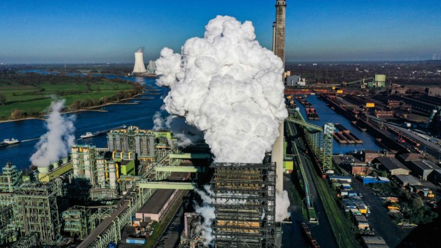 Stahlindustrie: Kokerei von Thyssenkrupp in Duisburg: Die gesamte Stahlindustrie verursacht gut sechs Prozent aller CO₂-Emissionen in Deutschland.