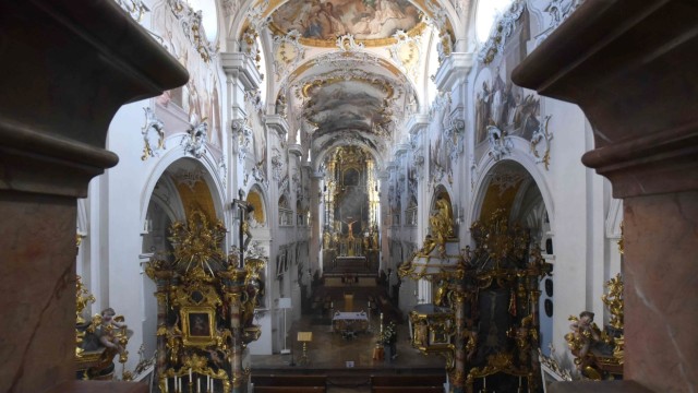 Indersdorfer Kirchenstiftung: Die im Stil des Rokoko ausgeschmückte Barockkirche Mariä Himmelfahrt war bis 1783 Stiftskirche der Augustiner-Chorherren.