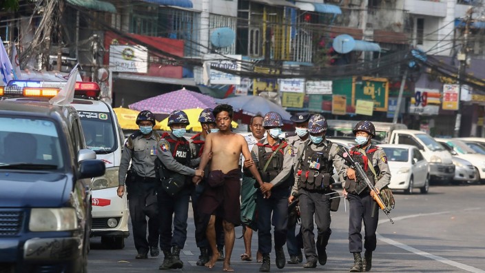 Militärputsch in Myanmar: Was aus ihm wohl wurde? Sechs Soldaten führen in Yangon einen Mann ab, vom 26. Februar ist das Bild.