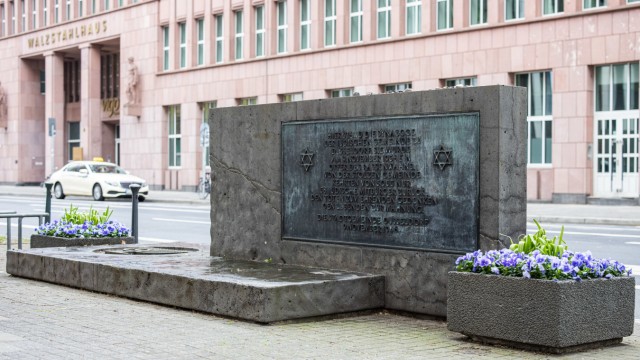 Feuer auf Denkmal für Düsseldorfer Synagoge