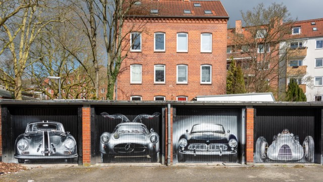 Ein Garagenkomplex in Kiel, die Garagentore von einem Streetart-Künstler mit Oldtimermodellen bemalt Kiel Schreventeich