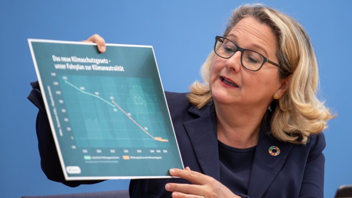 Umweltministerin Svenja Schulze (SPD) stellt das Klimaschutzgesetz der Bundesregierung vor