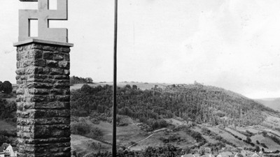 Schwarzwälder Juden: 1933 errichteten die Nationalsozialisten auf einem Hügel oberhalb von Rexingen einen Hakenkreuz-Pfeiler.  Postkarte Mitte der 1930er Jahre.