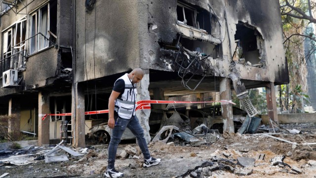 Nahostkonflikt: Ein israelischer Mann erkundet in der Stadt Petach Tikwa die Schäden an einem Wohngebäude nach einem Raketenangriff der Hamas aus dem Gazastreifen.