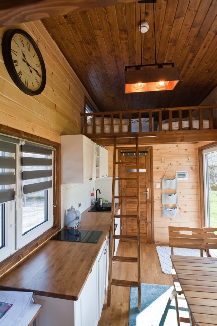 Urlaub in Ebersberg: Viel Holz, Küche, Bad, ein Sofa und zwei Schlafpodeste bietet das "Tiny House".