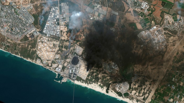 Israel: Satellitenbild von einem Brand in einem Öltank in der israelischen Stadt Ashkelon.