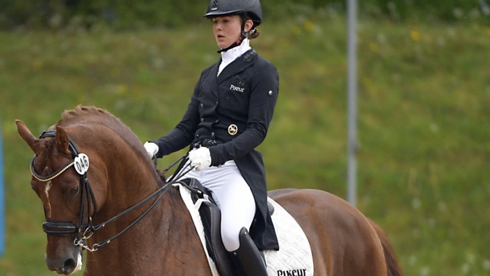 Pferd International: Zeigte sich trotz vieler Fehler zufrieden mit ihrem Neuzugang: Lisa Müller bei der Pferd International auf Hengst D'avie.