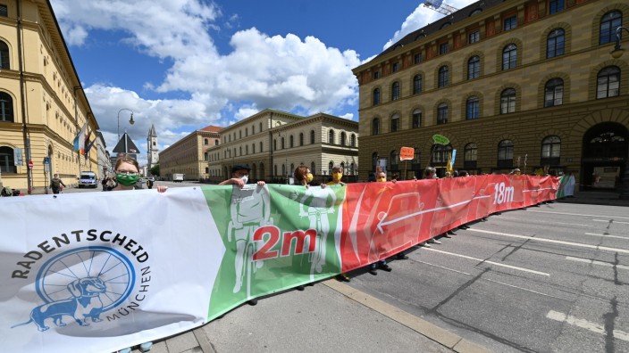 Demonstration: Kurzzeitig spannen die Radaktivisten ein 27,50 Meter breites Banner über die Straße. Sie fordern einen drei Meter breiten Radweg.