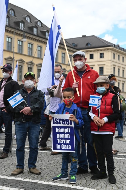 München: Am Odeonsplatz bekunden Menschen ihre Solidarität mit Israel, auf der Theresienwiese werden die Belange der Palästinenser unterstützt.
