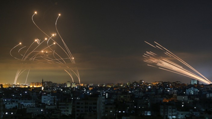 Krieg in der Ukraine: Hätte die Ukraine gerne: das israelische "Iron Dome"-Abwehrsystem (links), hier beim Einsatz gegen Raketen der Hamas 2021.