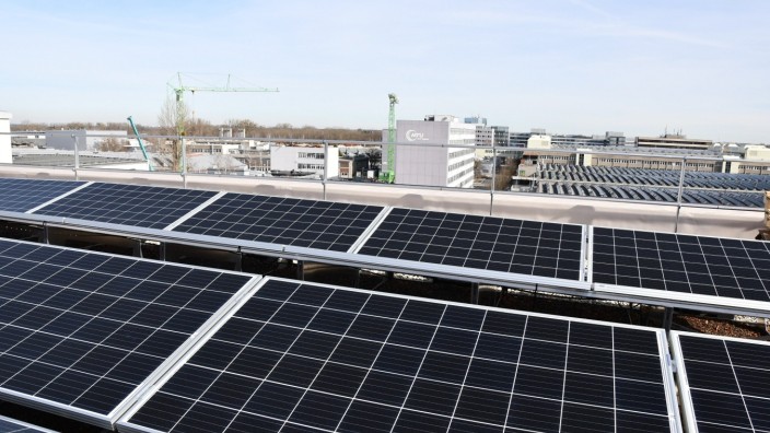 Unternehmen: Die Fotovoltaikanlage auf dem Dach einer Produktionshalle sollen jedes Jahr 240 000 Kilowattstunden Strom ins MTU-Netz einspeisen.