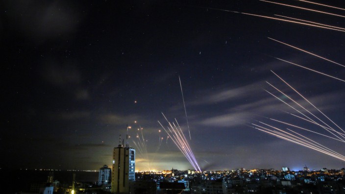 Nahostkonflikt: Das israelische Raketenabwehrsystem "Iron Dome" wehrt gegnerische Raketen ab, wie hier in der Nacht zum Sonntag, als die Hamas von Beit Lahia aus abermals den Süden des Landes beschossen hat.