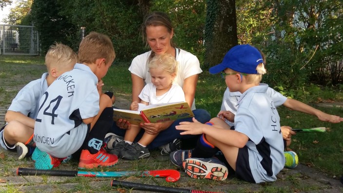 SZ-Aktion "Coaches' Challenge": Nina Stambrau mit ihren Kindern vom HC Wacker München.