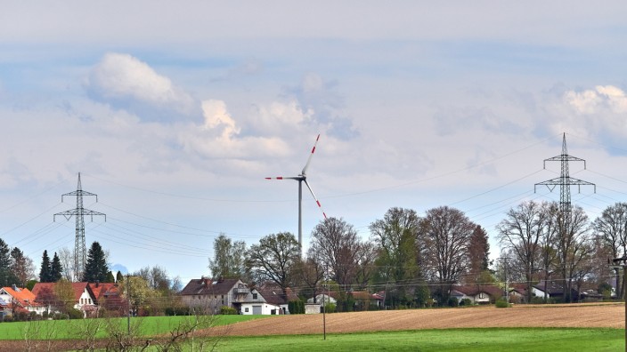 Windrad Hamberg (Bruck) mit Strommasten