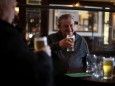 Corona in Großbritannien: Zwei Engländer trinken in einem Pub in London