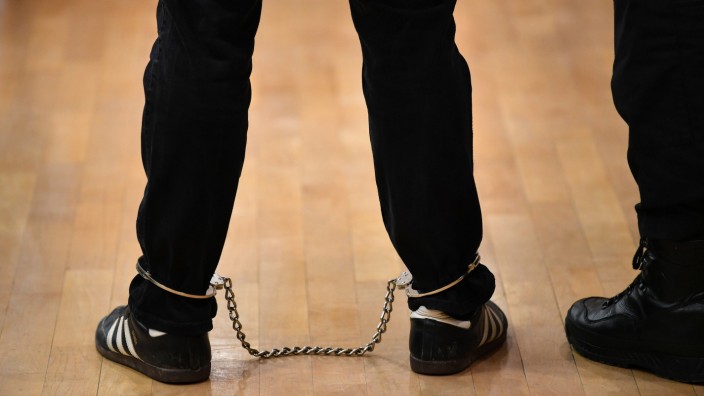 Ein Angeklagter nimmt mit Fußfesseln am Ballstädt-Prozess in Erfurt teil.