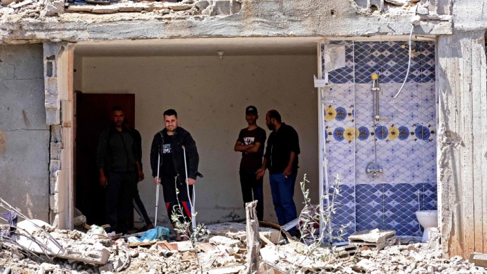 Nahost-Konflikt: Bilder der Zerstörung: Palästinenser durchsuchen die Reste eines Wohnhauses im Gazastreifen, das bei einem Luftangriff getroffen wurde.