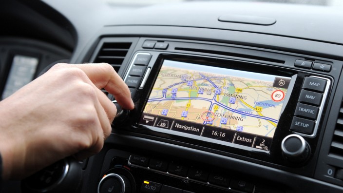 Mitten in Bayern: Ein Mann bedient das Navigationsgerät seines Autos während der Fahrt.