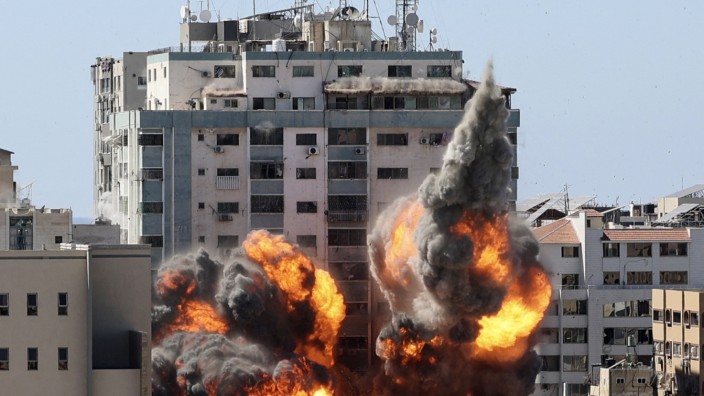 Nahostkonflikt: "Die Welt wird weniger erfahren, was in Gaza passiert": Israels Luftwaffe legte den Jalaa-Turm in Schutt und Asche, wo unter anderem AP und Al Jazeera ihre Büros hatten.
