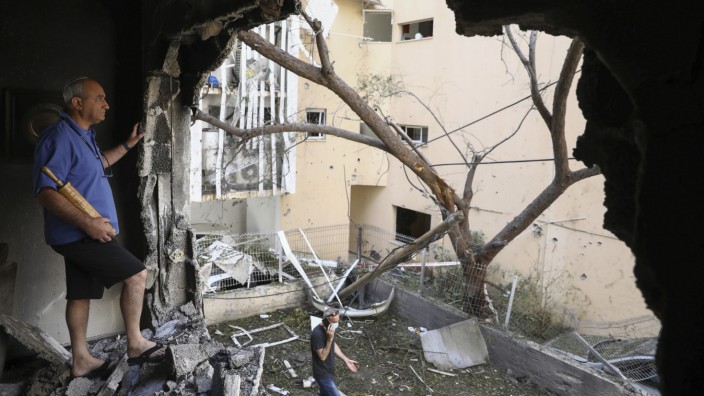 Nahostkonflikt: Ein Wohnhaus in Petah Tikva, getroffen von einer aus dem Gazastreifen abgefeuerten Rakete: Diese Angriffe seien völkerrechtswidrig, sagen Juristen.