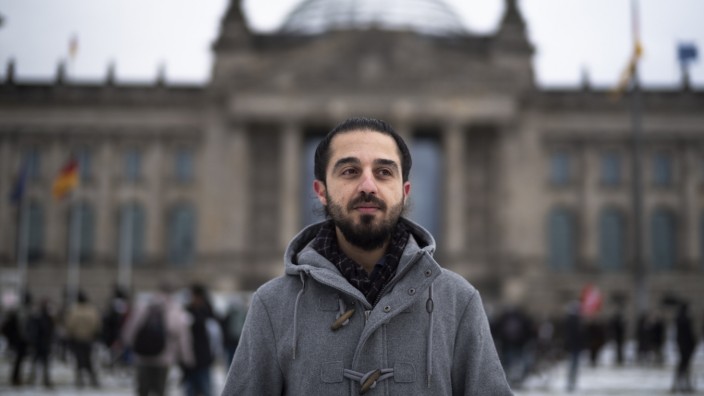 Syrer in Deutschland: Dort wollte er eigentlich hinein: Tarek Alaows vor dem Bundestag in Berlin. Der Syrer wollte sich zur Wahl stellen, doch wegen rechter Drohungen zog er die Kandidatur zurück.