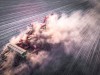Ackerbau - Trockenheit, Traktor verschwindet bei der Aussaat von Winterraps in einer Staubwolke, Luftaufnahme. Luftaufn