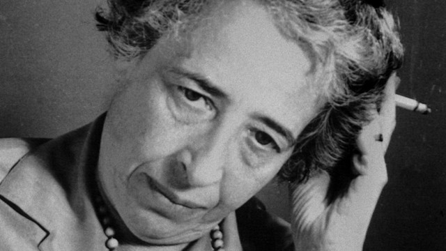 Promi-Tipps für München und Region: Hannah Arendt mit obligatorischer Zigarette zwischen den Fingern.
