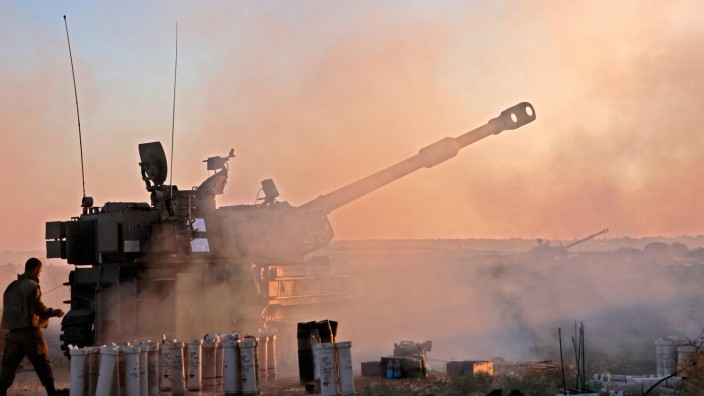 Gaza: Israelische Soldaten feuern von ihrer Position entlang der Grenze in Richtung Gazastreifen.