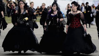 Gothic-Mode: Auf dem Mera Luna Fest in Hildesheim treffen sich einmal im Jahr die Anhänger der Gothic-Szene. Ihr Stil inspiriert die Modedesigner.
